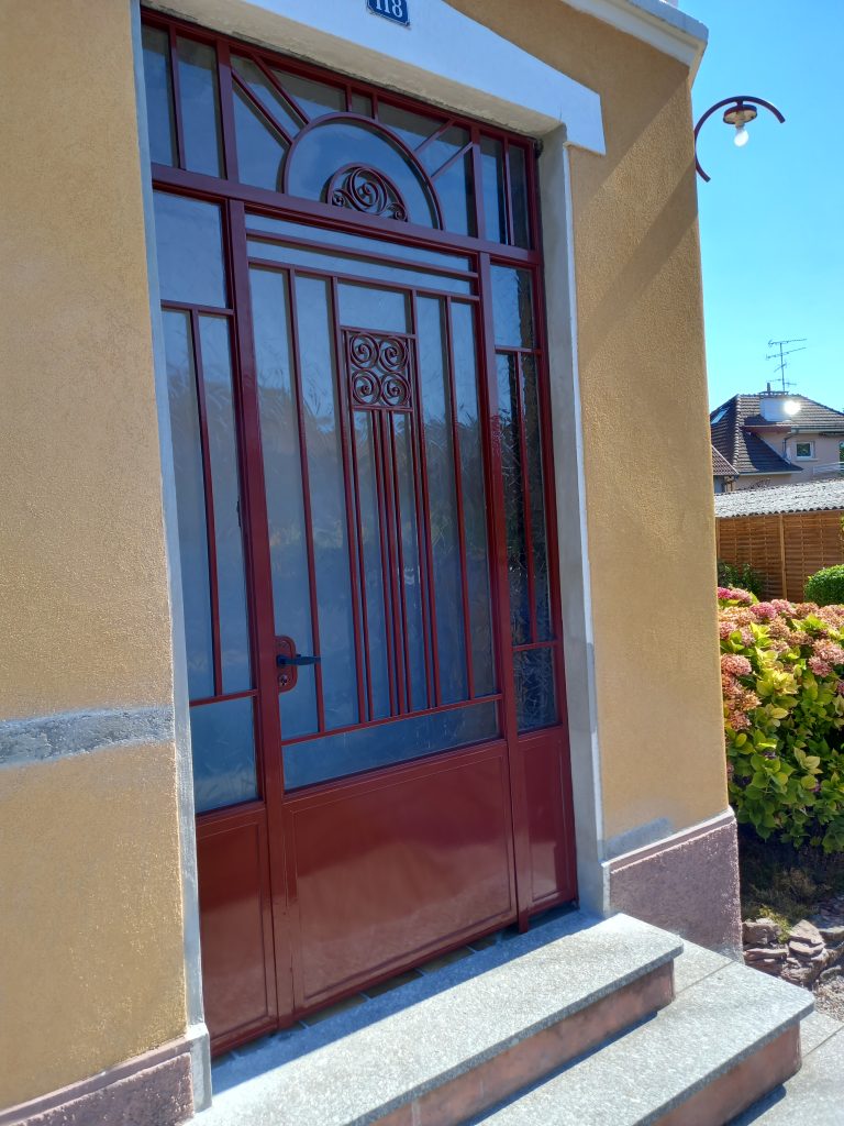 Démontage, rénovation et pose d une porte d entrée métallique avec peinture rouge bordeaux