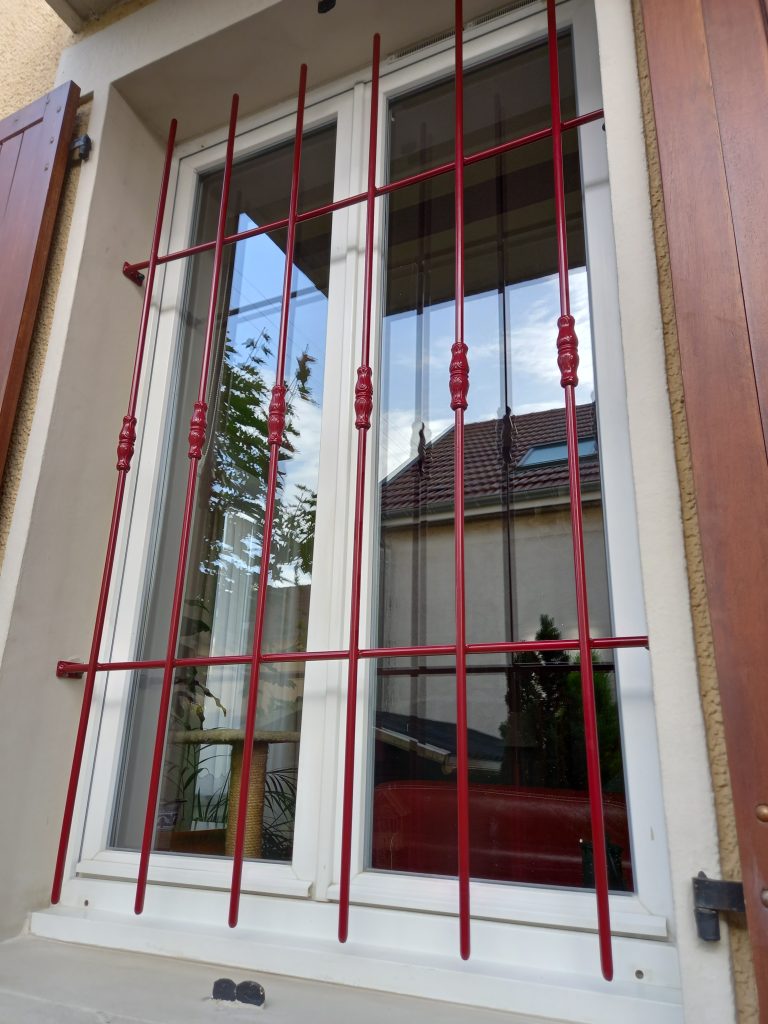 Pose de défenses de fenêtre pour la sécurité de couleur bordeaux