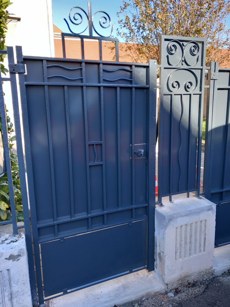 Rénovation d'un portillon avec sablage et thermolaquage