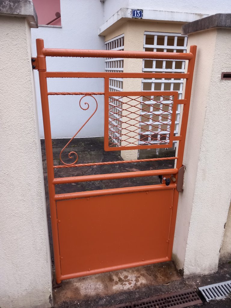 Rénovation avec sablage et thermolacage d un portillon sur Sermamagny
