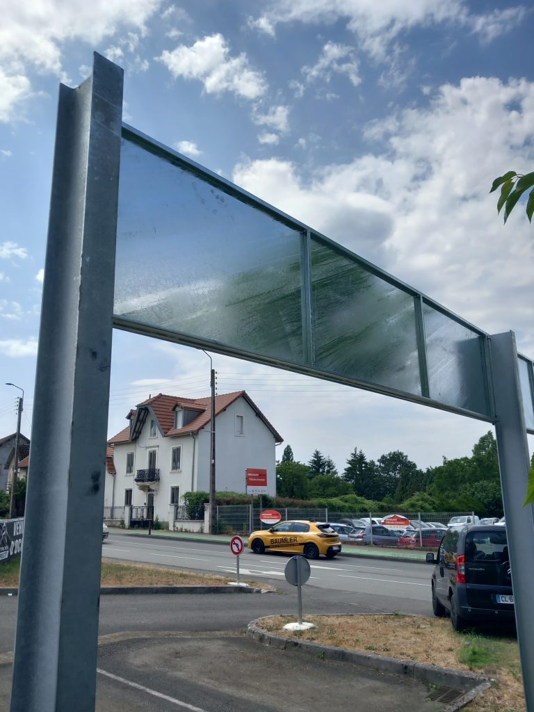 Grand panneau publicitaire pour entreprise