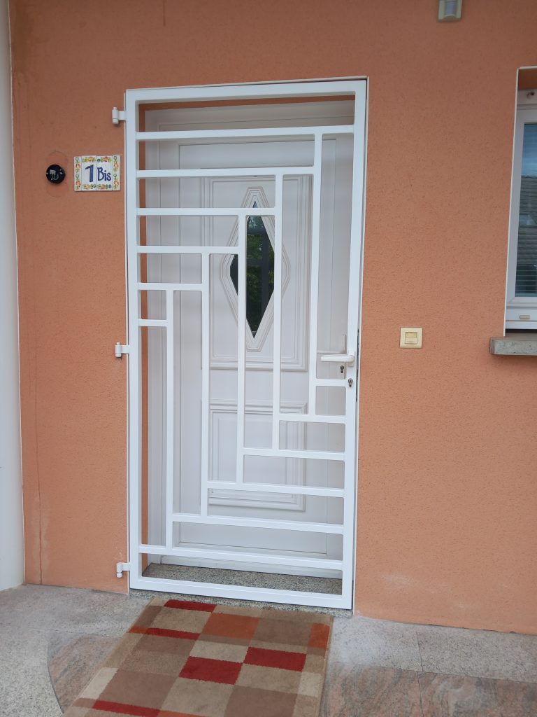 Défense de porte en barreaudage pour mise en sécurité d une porte d 'entrée