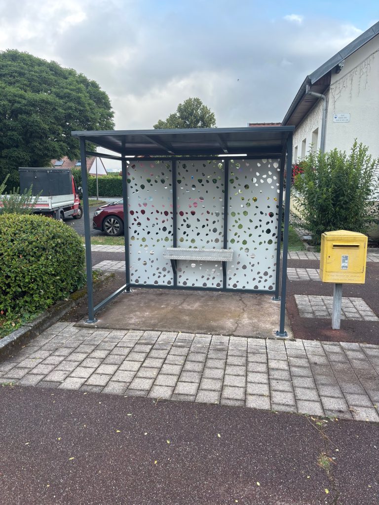 Abribus avec banc en métal pour commune