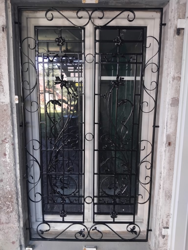 Défenses de fenêtre en fer forgé avec thermolaquage noir