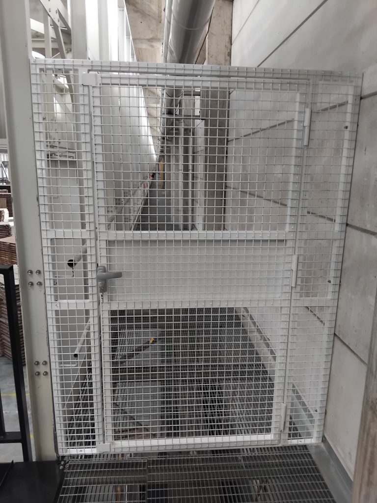 Porte grillagée de mise en sécurité
